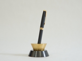 Tsumiki pen stand 材質：真鍮、鉄